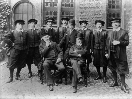 Team Museum Plantin-Moretus, met bekende conservator Max Rooses (zittend rechts) (voor 1904), Museum Plantin-Moretus