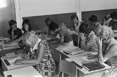 In beeld: Studerende vrouwen, fotograaf onbekend / Anefo, 1975. Licentie: Fotograaf Onbekend / Anefo, CC0, via Wikimedia Commons