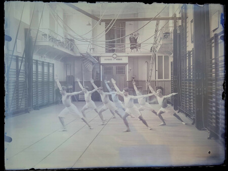 Mannelijke studenten Lichamelijke Opvoeding in de turnzaal van het HILO, Gent (ca. 1925), UGent Boekentoren (glasnegatief, door meemoo omgezet in een positief)