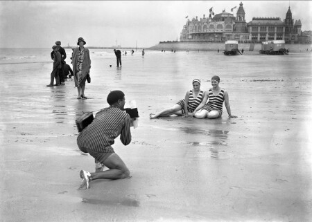 Vrouwen aan het strand van Oostende (1920-30), FOMU