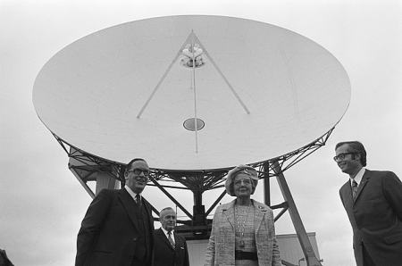 In beeld: Koningin Juliana opent met telefoongesprek grondstation voor satellietenverkeer, Bert Verhoeff, Anefo, CC0.