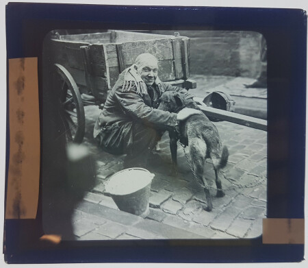 Man bij zijn hondenmelkkar (voor 1900), UGent Boekentoren, collectie Clemens Trefois