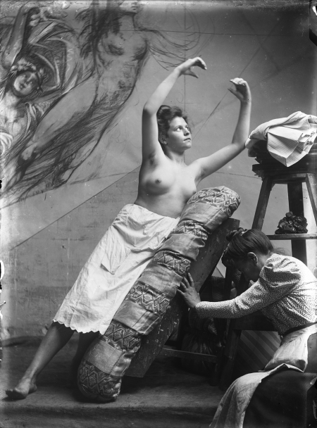 Vrouw poseert halfnaakt voor muurschilderij (ca. 1900), AMSAB-ISG, Collectie Lateur